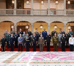 Fotografía de grupo de Su Majestad el Rey junto a los agregados de Defensa y representantes de la Dirección General de Política de Defensa